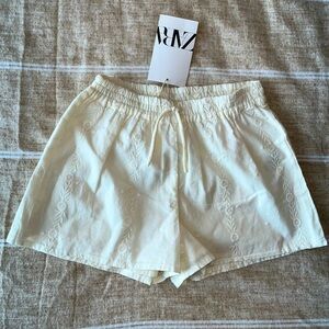 NWT Zara Girls shorts cream, 4-5 years